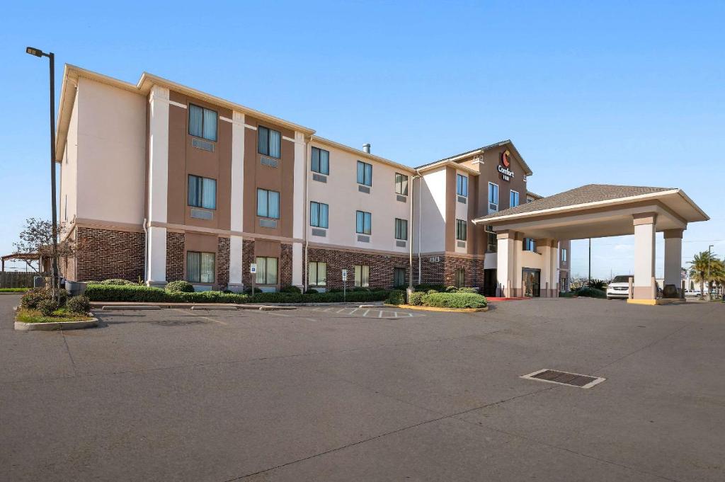 a building with a parking lot in front of it at Comfort Inn New Orleans Airport South in Saint Rose