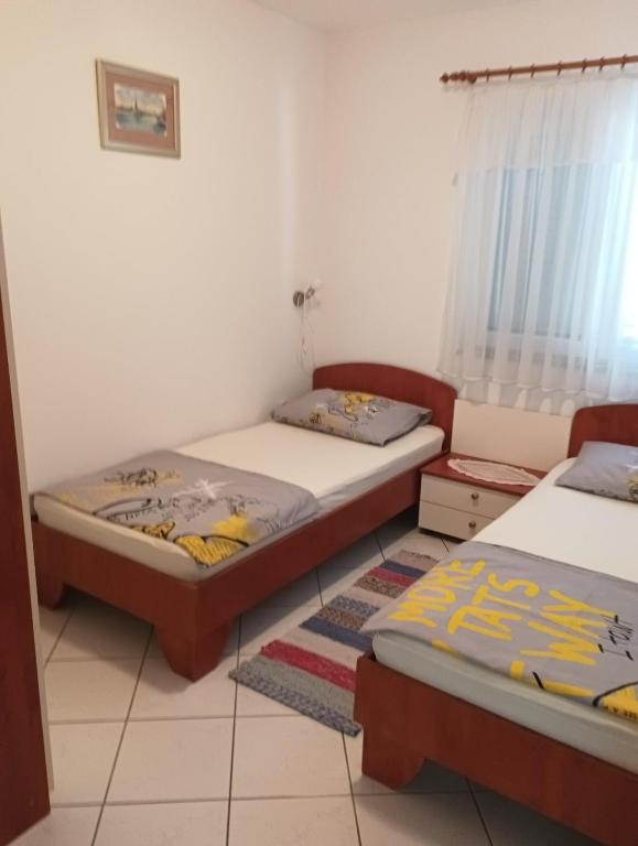 pokój z 2 łóżkami w pokoju w obiekcie Apartmani Ana Vir w mieście Vir