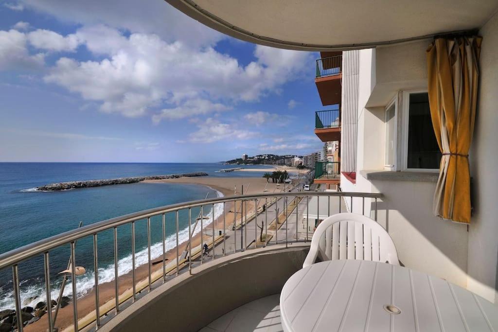 uma varanda com vista para o oceano e uma praia em Primera Linea con wifi y parking em Sant Antoni de Calonge