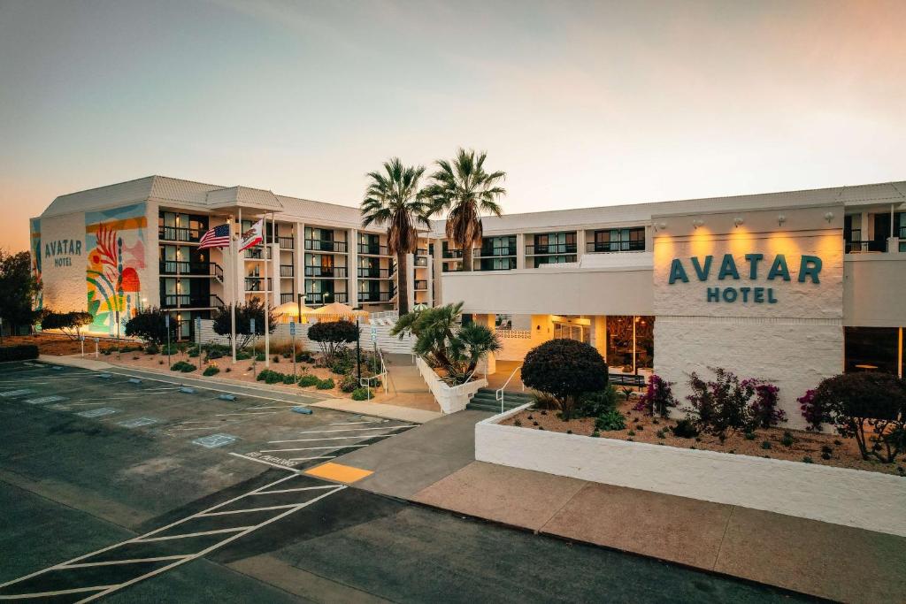 un hotel con un estacionamiento delante de él en Avatar Hotel Santa Clara, Tapestry Collection by Hilton, en Santa Clara