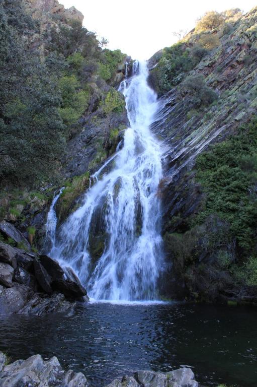 a waterfall on the side of a mountain at Nodisponible in Pinofranqueado