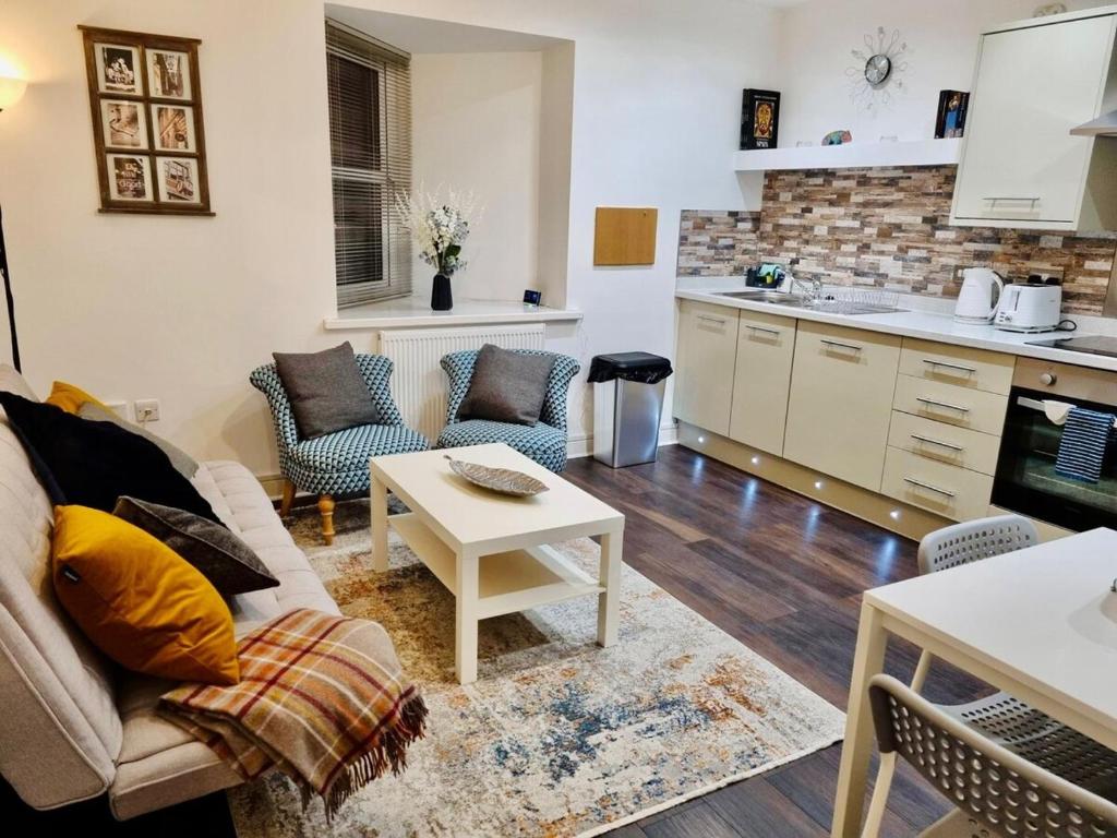ein Wohnzimmer mit einem Sofa und einem Tisch in der Unterkunft Theodora Suite 3 - Free Parking in Kent