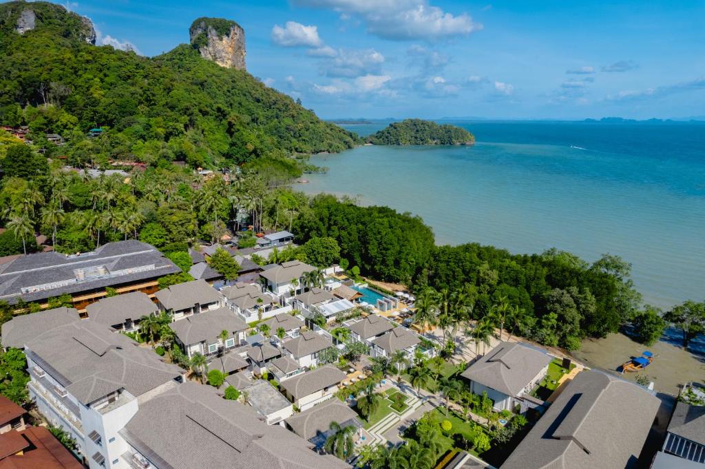 - une vue aérienne sur un complexe à côté de l'océan dans l'établissement Bhu Nga Thani Resort & Villas Railay, à Railay Beach