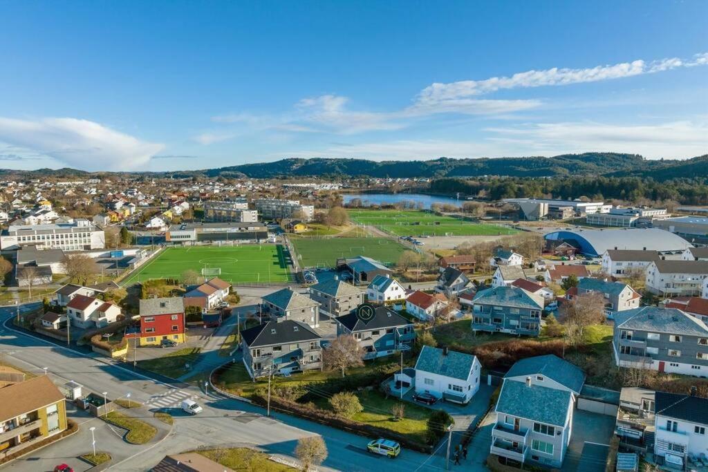 z góry widok na małe miasteczko z domami w obiekcie Cozy 2-Bedroom Apartment - Free Parking w mieście Haugesund