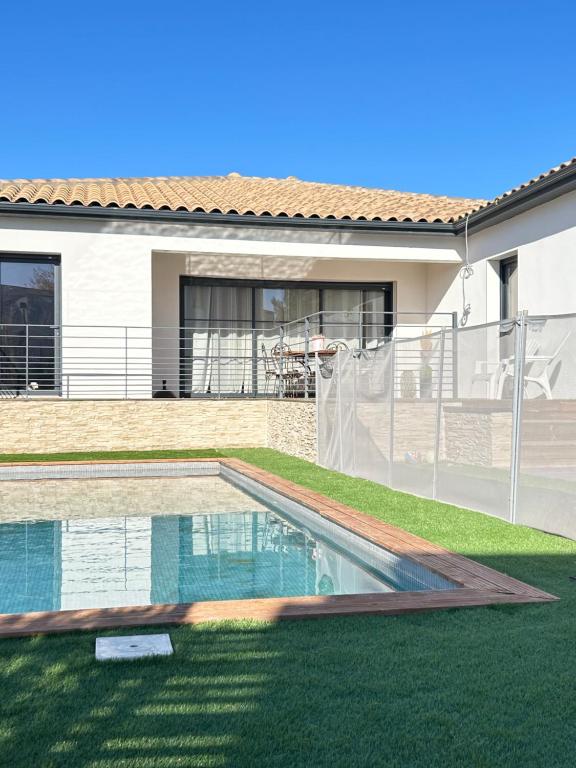 ein Swimmingpool im Hof eines Hauses in der Unterkunft Villa contemporaine avec piscine in Magalas