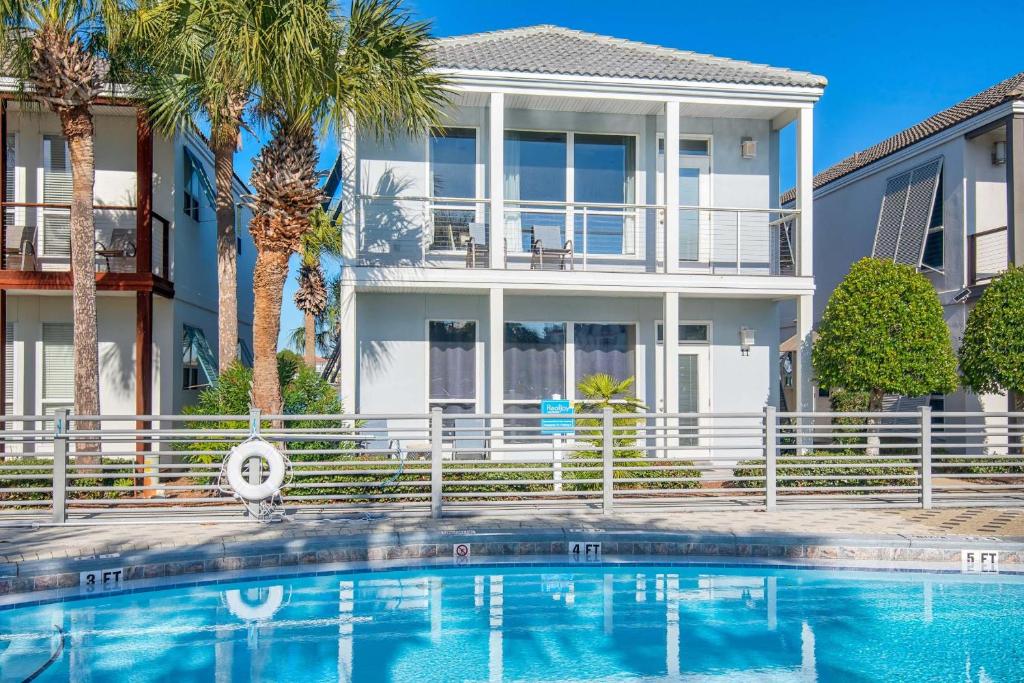 una casa con piscina delante de una casa en Destiny Beach Villas #11A&B- Beach Oasis, en Destin