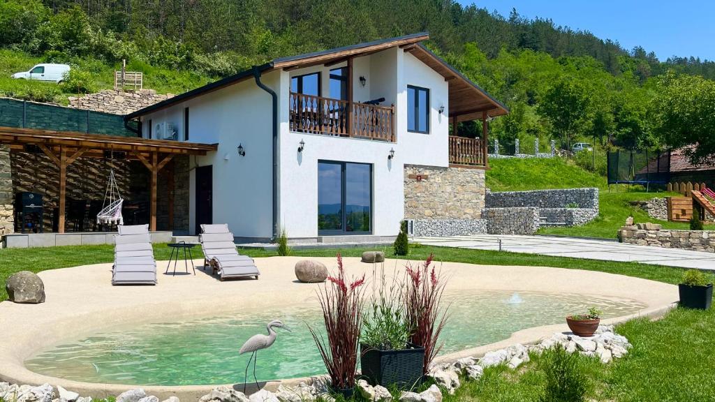 een huis met een zwembad in de tuin bij The Borum House in Cholakovtsi