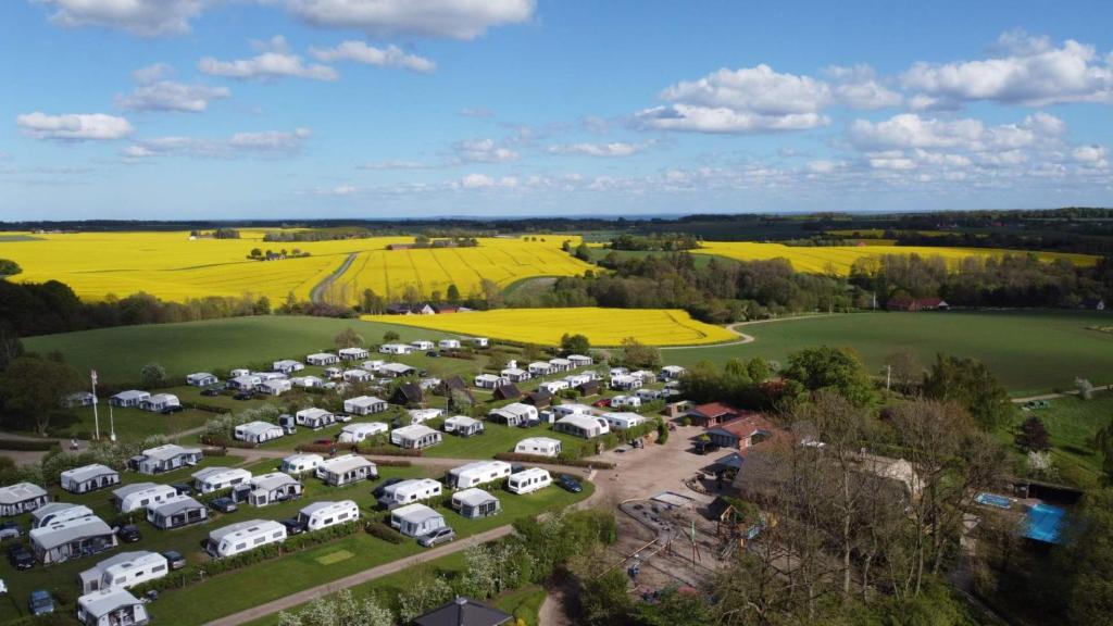 uma vista aérea de um parque de estacionamento com um monte de camelos em Løgballe Camping & Cottages em Stouby