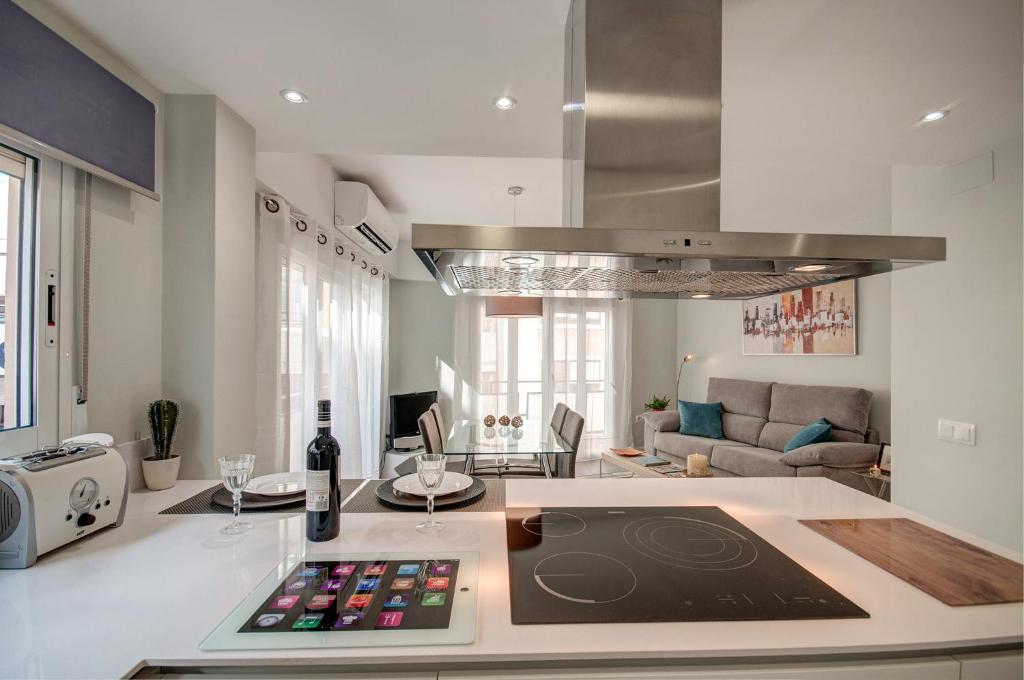 cocina y sala de estar con encimera en Beds & Breaks Casals, en Valencia