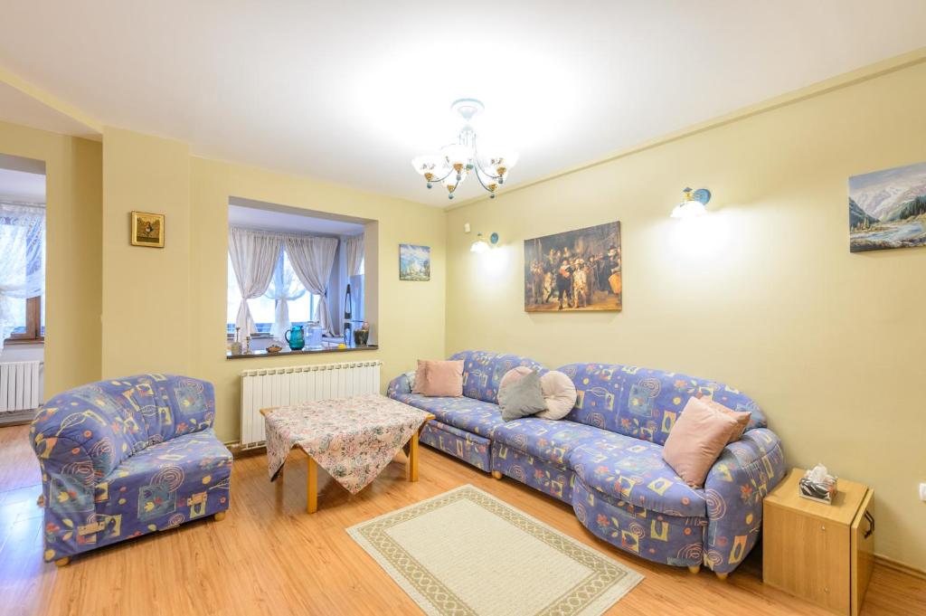 uma sala de estar com dois sofás e uma mesa em Penthouse zerosaptedoisapte2O8osutatrei WhatsApp pentru disponibilitate em Brasov