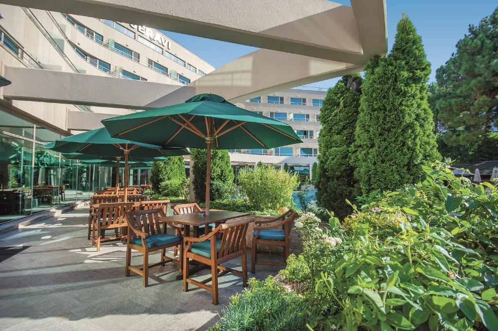 A restaurant or other place to eat at Jeravi Beach Hotel - All Inclusive