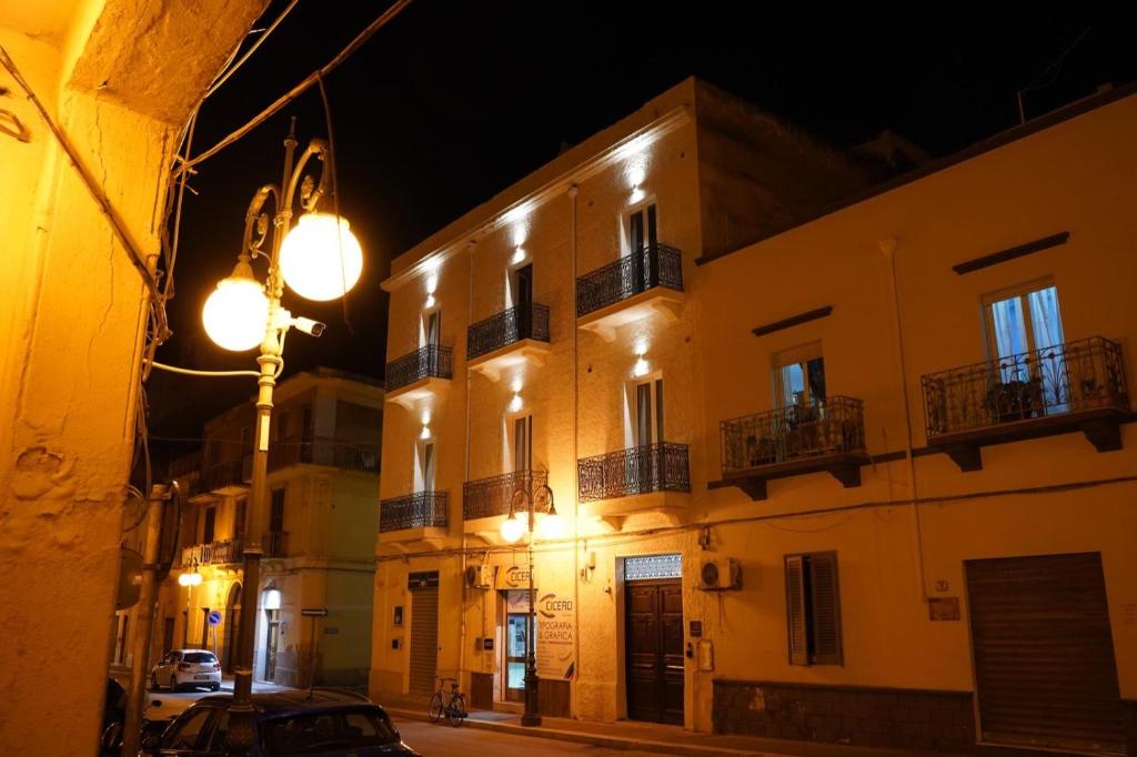 a street light next to a building at night at SERENA PALACE SUPERIOR ROOMS in Mazara del Vallo