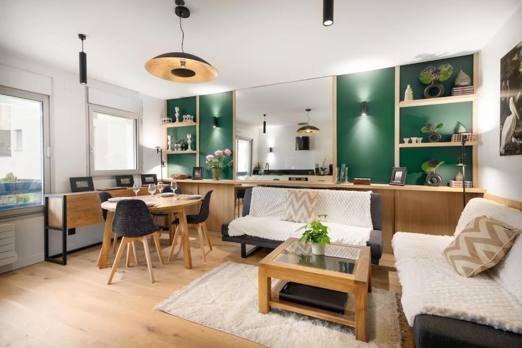 un salon avec un canapé et une table dans l'établissement Appartement standing -T3- Centre, à Écully