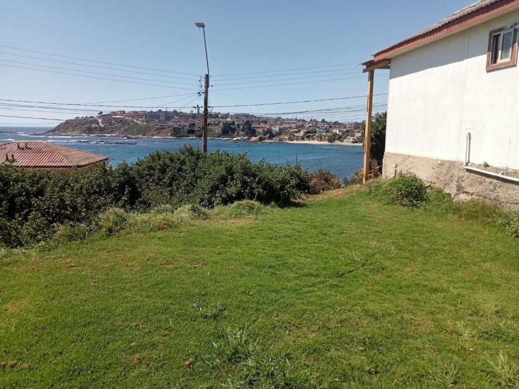 a view of the ocean from a house at MarAzul in Valparaíso
