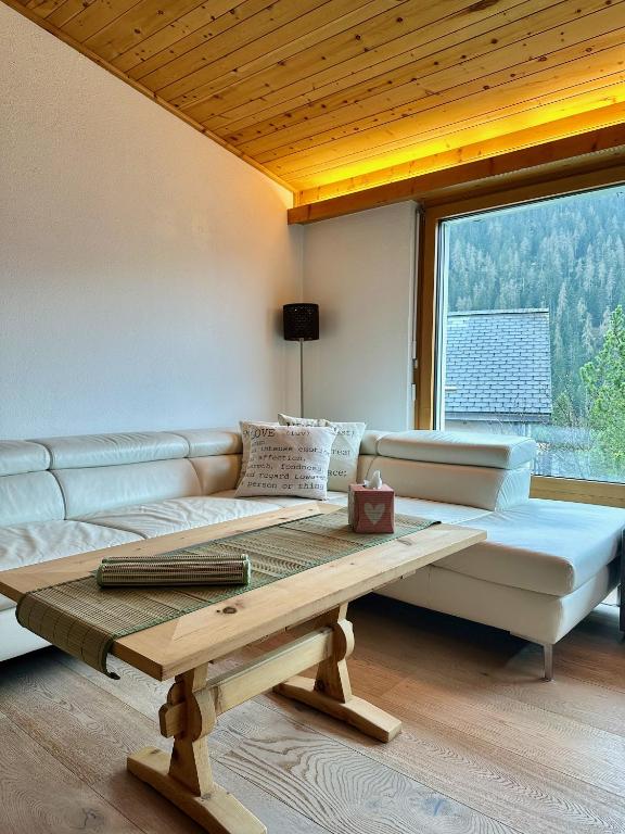 Posezení v ubytování Chasa Stefania, modernes Engadiner Haus mit Wellness und Sauna
