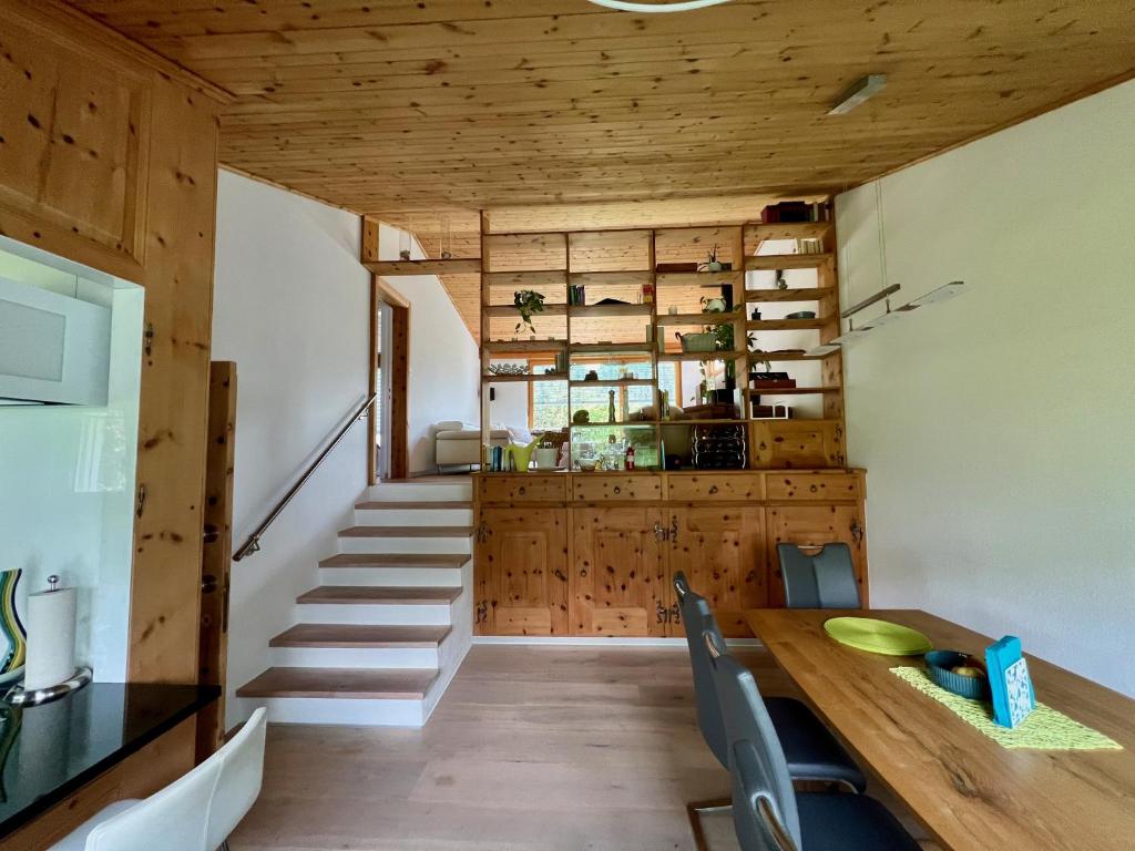 Kuchyň nebo kuchyňský kout v ubytování Chasa Stefania, modernes Engadiner Haus mit Wellness und Sauna