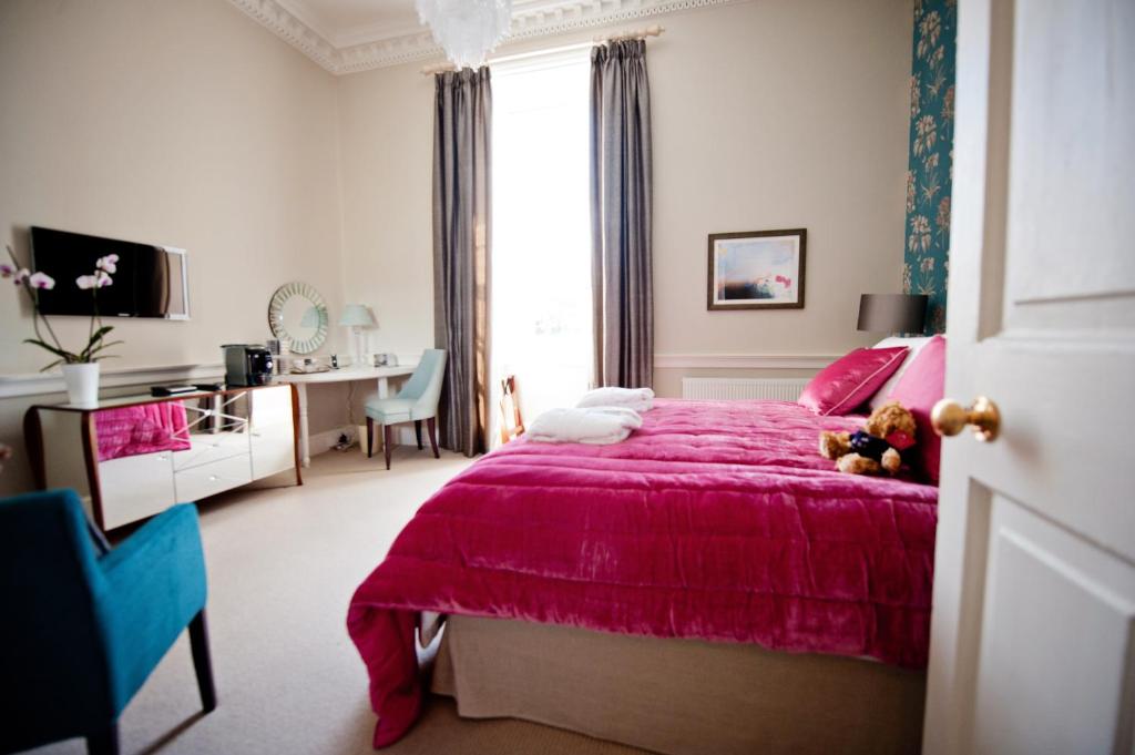 Ein Bett oder Betten in einem Zimmer der Unterkunft Plas Nanteos Mansion