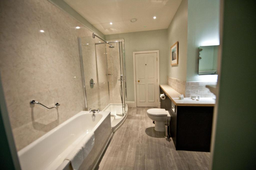 Ein Badezimmer in der Unterkunft Plas Nanteos Mansion