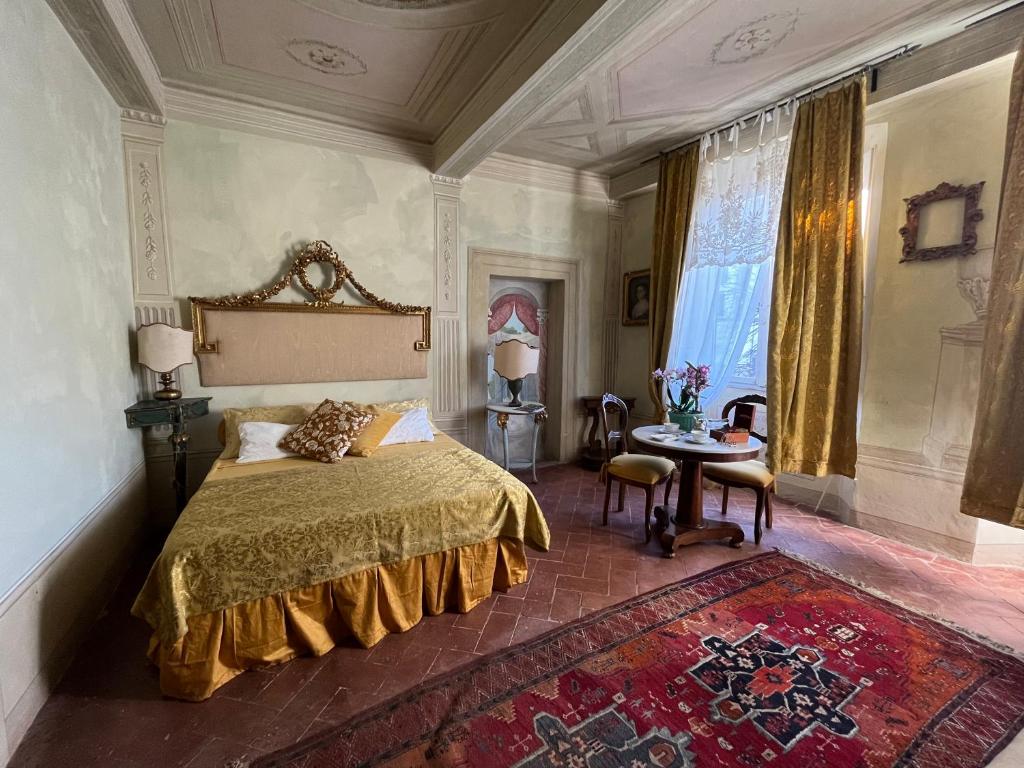 A bed or beds in a room at B&B Alla Corte dei Medici