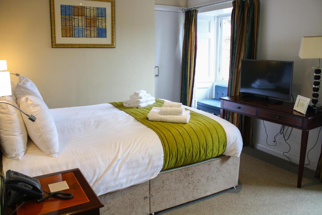 Ein Bett oder Betten in einem Zimmer der Unterkunft Plas Nanteos Mansion