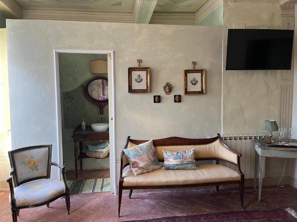 A seating area at B&B Alla Corte dei Medici