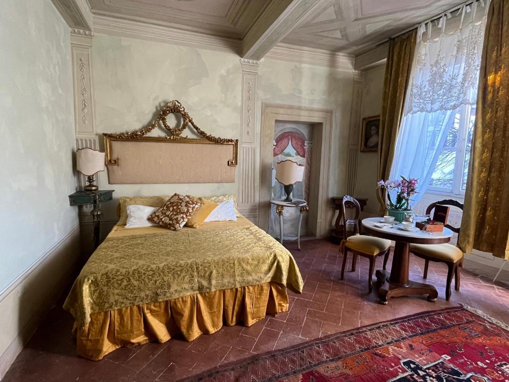 A bed or beds in a room at B&B Alla Corte dei Medici