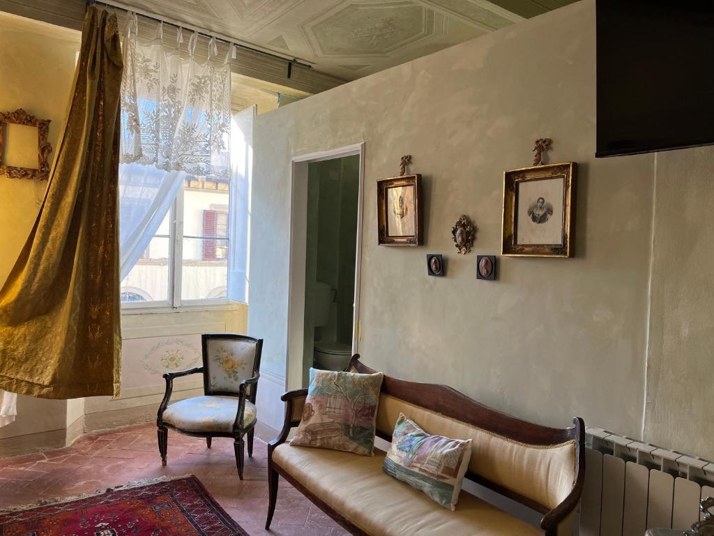 A seating area at B&B Alla Corte dei Medici