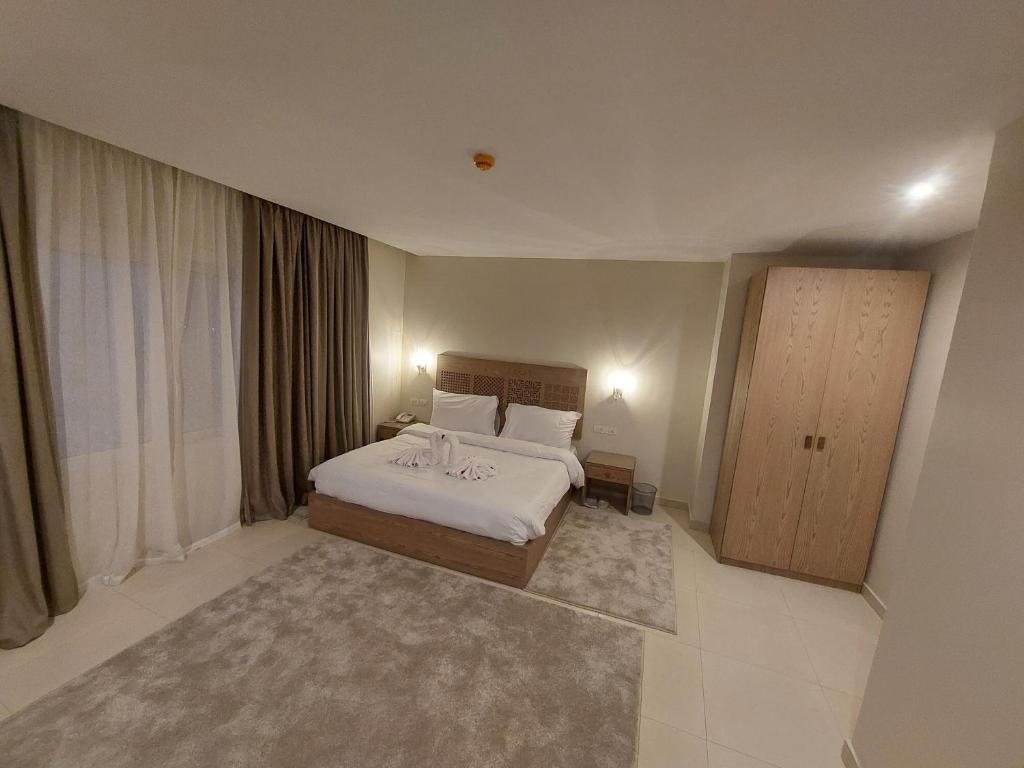 Postel nebo postele na pokoji v ubytování DouDou Pyramids View Hotel