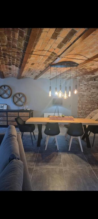 une salle à manger avec une grande table et des chaises en bois dans l'établissement Échappée belle en baie de Somme, à Saint-Quentin-Lamotte-Croix-au-Bailly