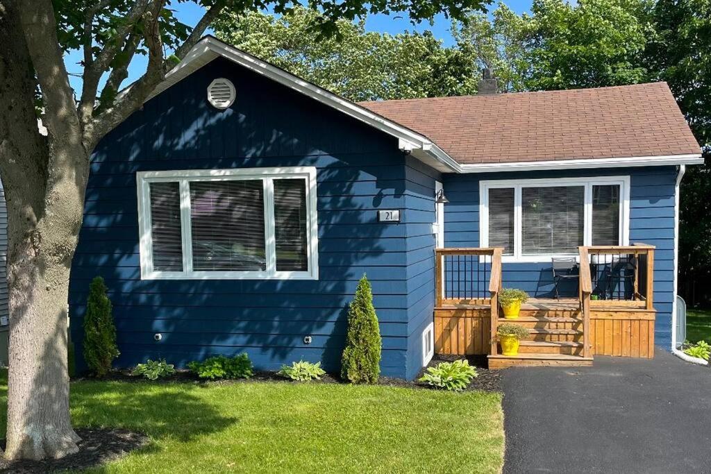 uma pequena casa azul com um alpendre em Maple Blue em St. John's