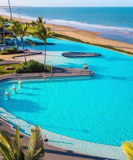 Bazén v ubytování ARay at Cooee Bay - Apt B - Beach House Yeppoon nebo v jeho okolí