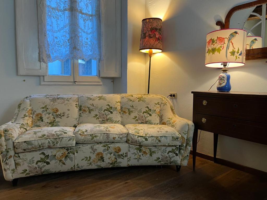 A seating area at B&B Alla Corte dei Medici