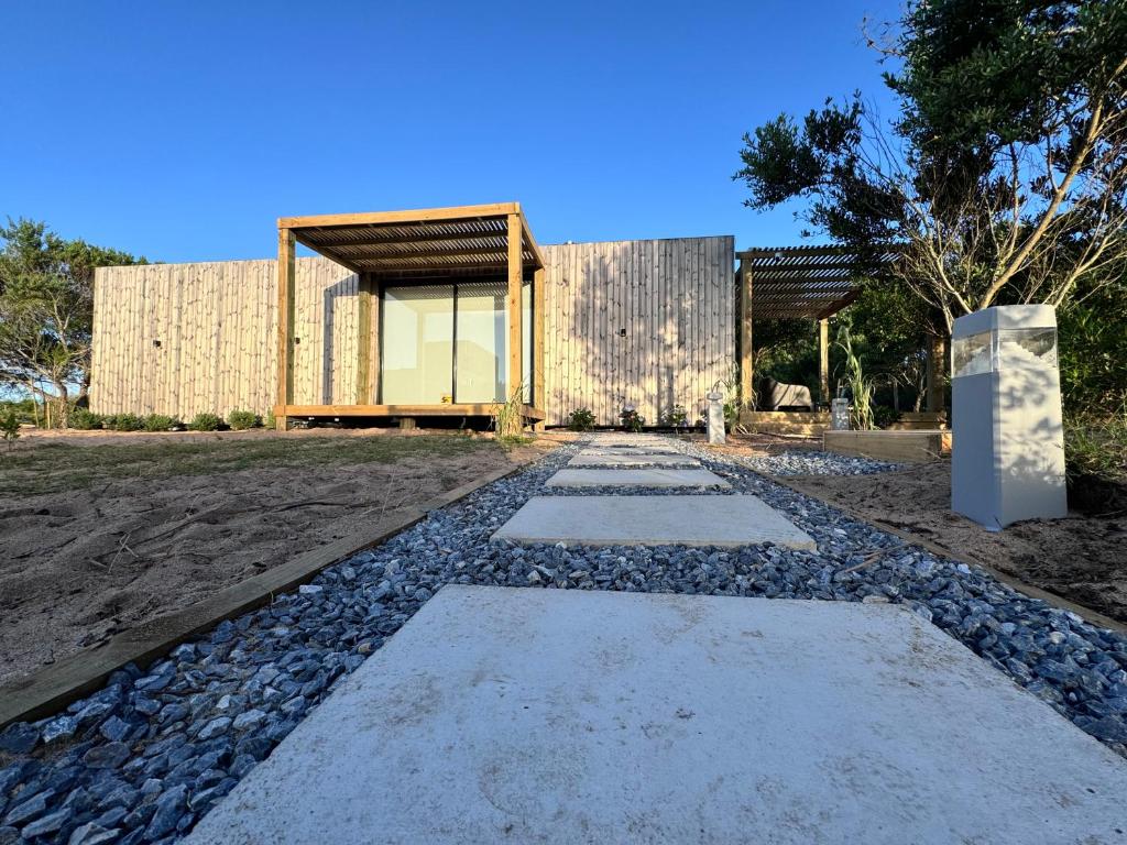 una casa con un camino que conduce a un edificio en Casa a pasos de la playa, en Punta del Este