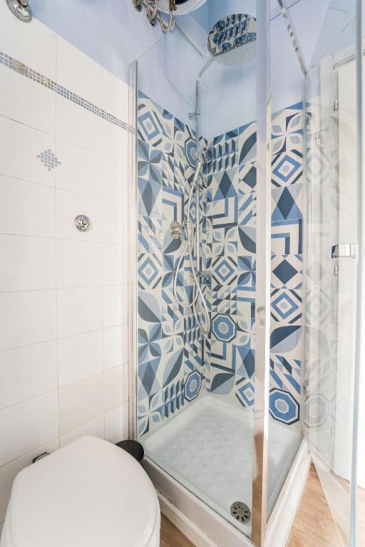 łazienka z toaletą i prysznicem w obiekcie Trastevere Stylish w Rzymie