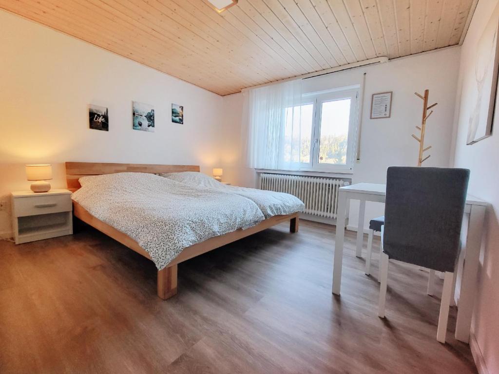 Ένα ή περισσότερα κρεβάτια σε δωμάτιο στο privates Zimmer in Unterkunft mit Glatttal Blick in Wasserschloss Nähe
