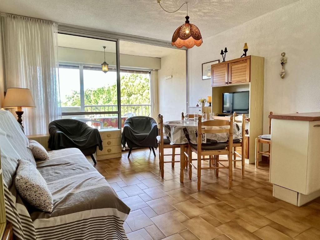 een woonkamer met een eettafel en een slaapkamer bij Appartement Argelès-sur-Mer, 2 pièces, 4 personnes - FR-1-225-101 in Argelès-sur-Mer