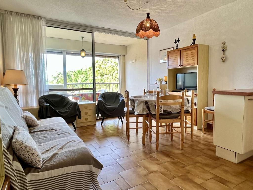 - un salon avec une table à manger et une chambre dans l'établissement Appartement 2 pièces, accès plage, parking, 4 couchages - Argelès-sur-Mer - FR-1-225-101, à Argelès-sur-Mer