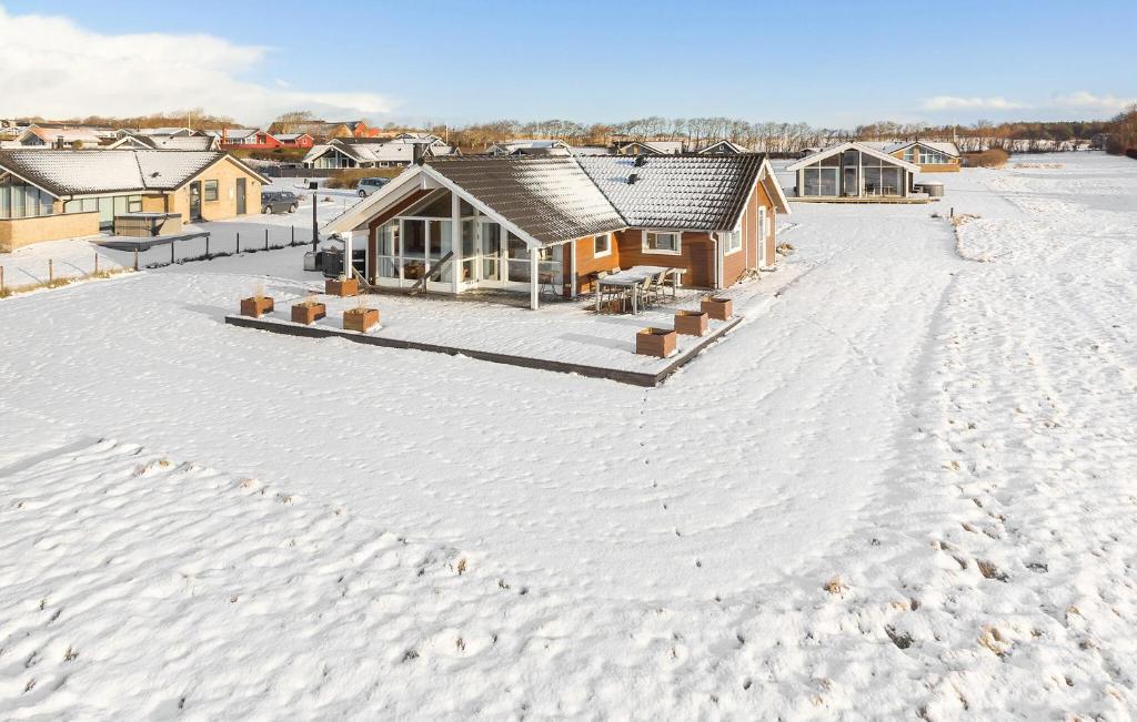 - une vue aérienne sur une maison dans la neige dans l'établissement Cozy Home In Vinderup With Kitchen, à Vinderup