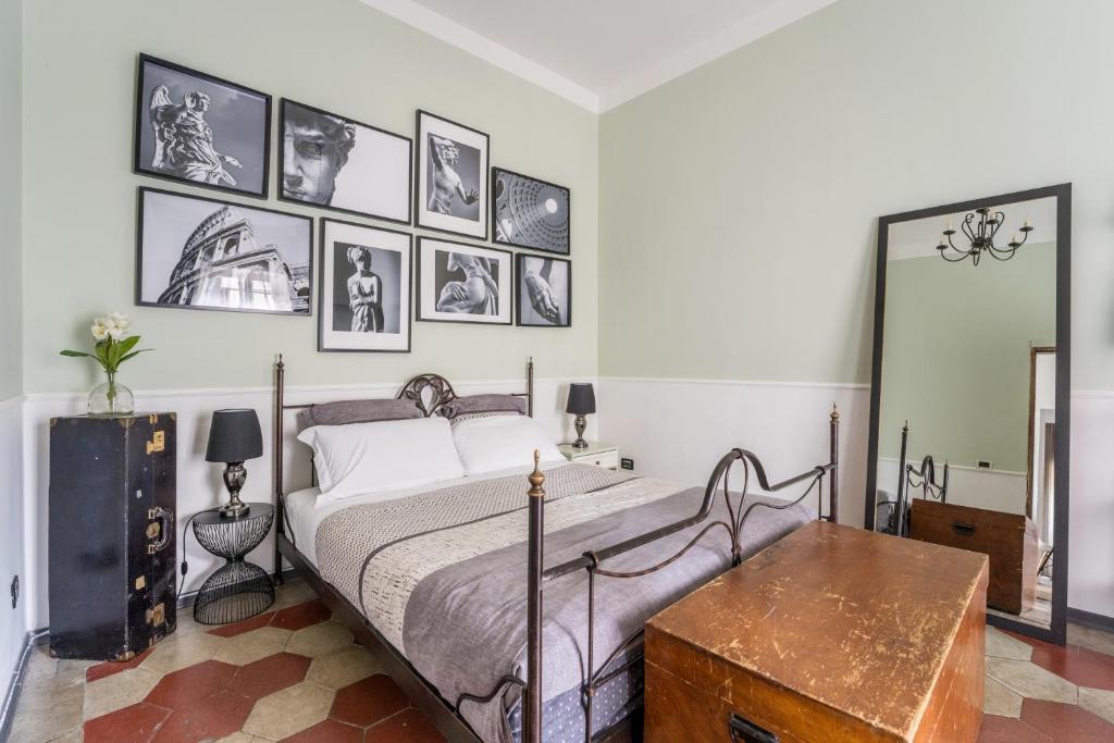1 dormitorio con 1 cama y cuadros en la pared en Trastevere Stylish, en Roma