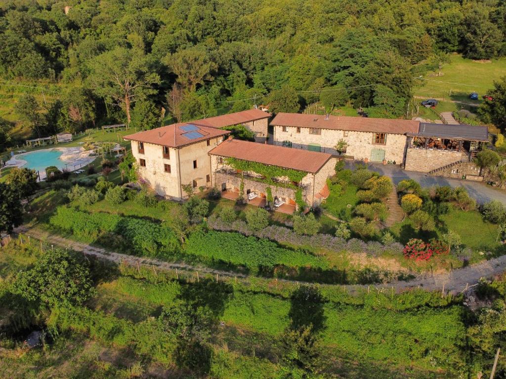 una vista aérea de una casa en una colina en Hotel Podere Conti en Filattiera