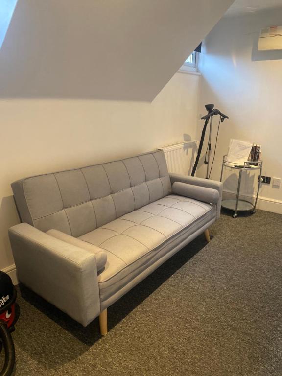 uma sala de estar com um sofá num quarto em Meadow View em Hurst