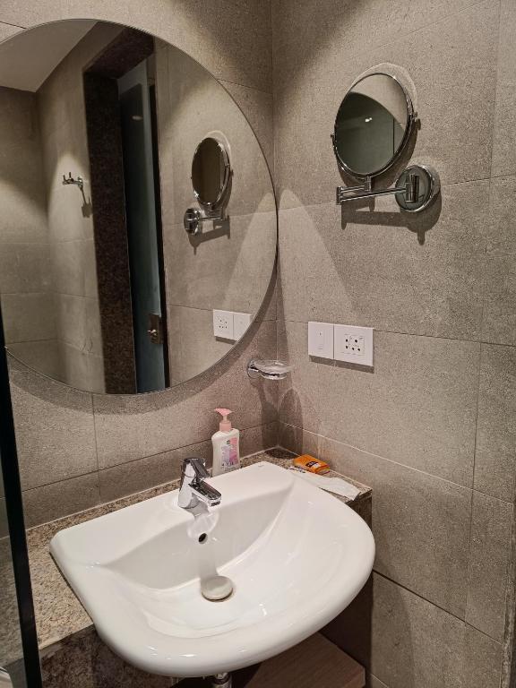 Koupelna v ubytování Luxury l Studio @ Sector-66 Central Gurgaon