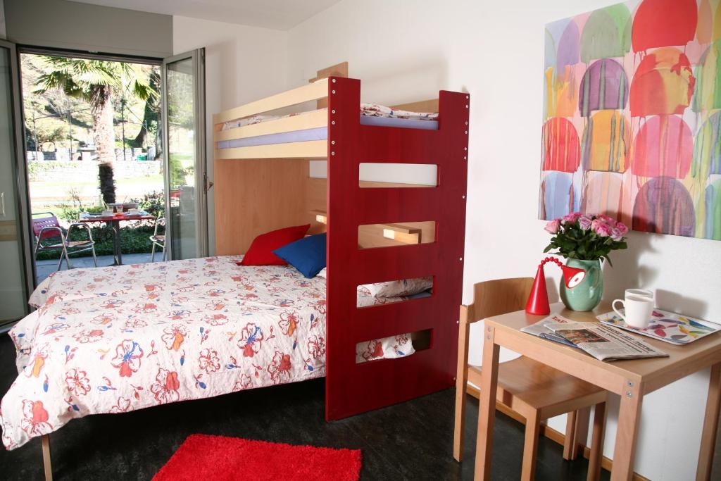 Postel nebo postele na pokoji v ubytování Lugano Savosa Youth Hostel