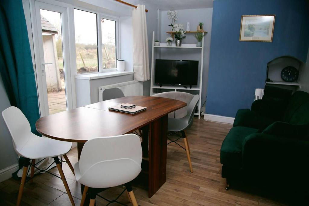 un soggiorno con tavolo e divano di Serene Haven 4-Bed House in Norwich a Norwich