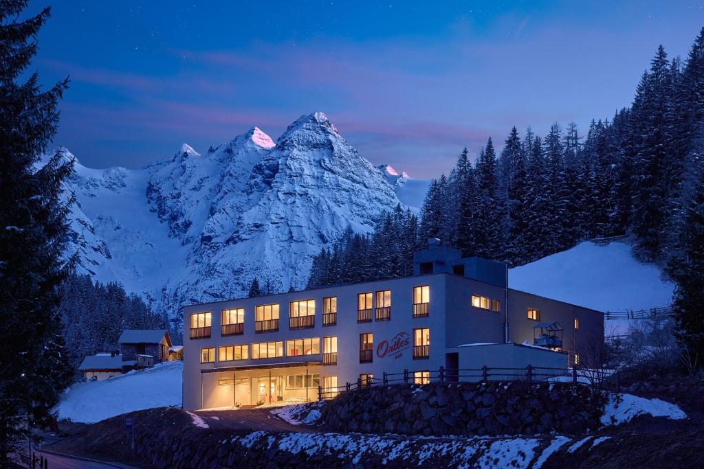 Nespecifikovaný výhled na hory nebo výhled na hory při pohledu z hotelu