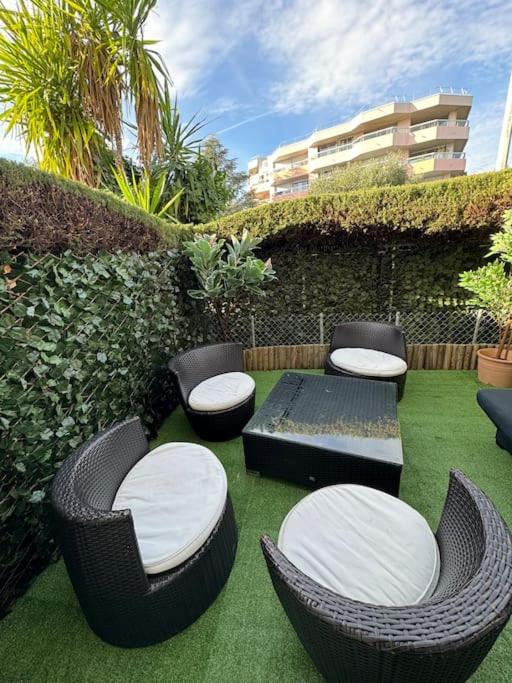 d'une terrasse avec des chaises et une table. dans l'établissement Appartement studio, à Nice