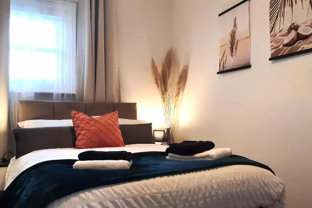 1 dormitorio con 1 cama con toallas en May Sale!! 2-Bed Apartment Town centre Train Station Wi-Fi, en Colchester