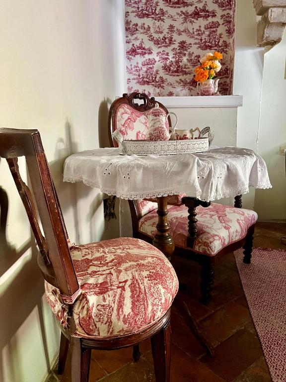 A seating area at B&B Alla Corte dei Medici