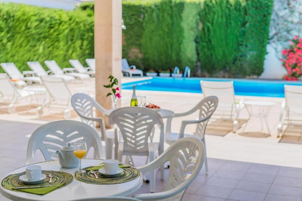 Bazén v ubytování Apartamentos Bressol nebo v jeho okolí