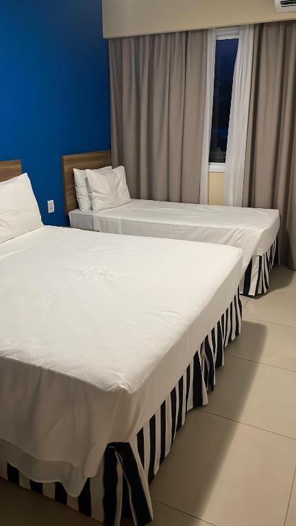 two beds sitting next to each other in a room at Enjoy Thermas de São Pedro in São Pedro